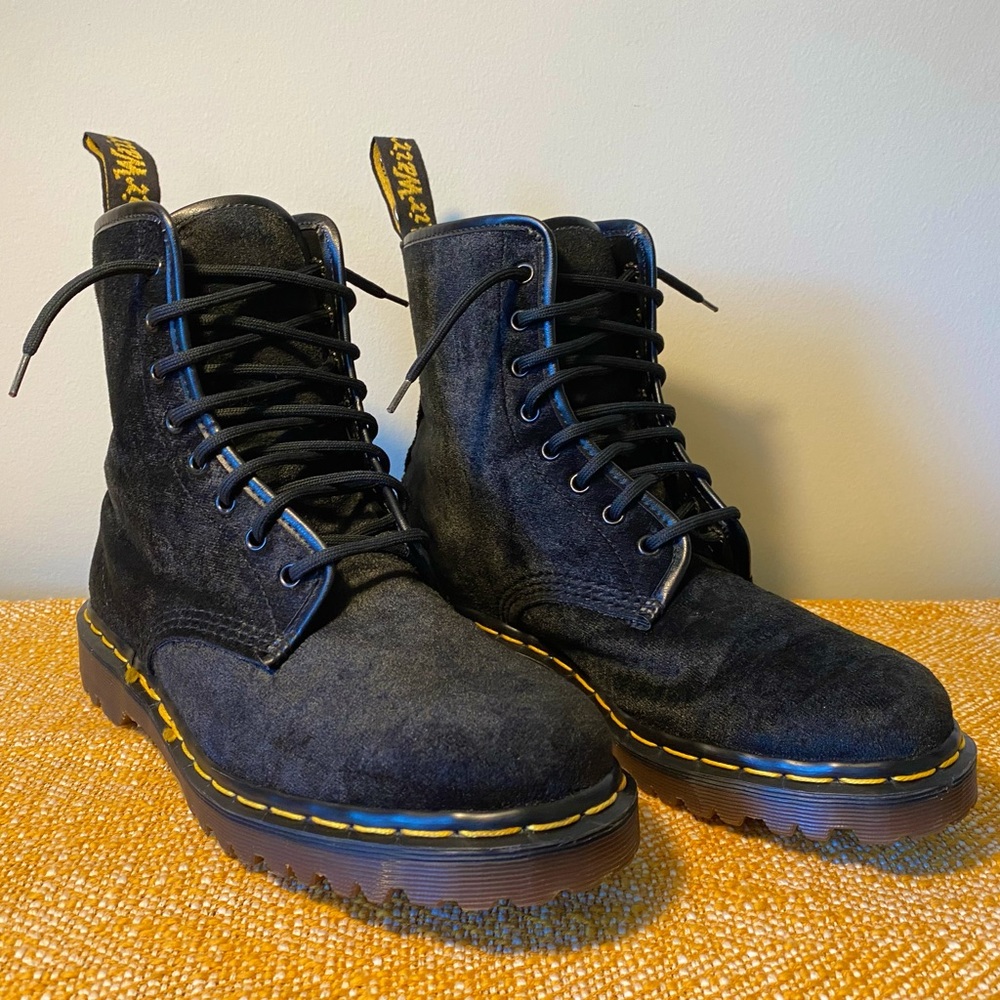 DR MARTENS VINTAGE 80s US 7 UK 5 BLACK VELVET 8 EYELET BOOTS NWOT